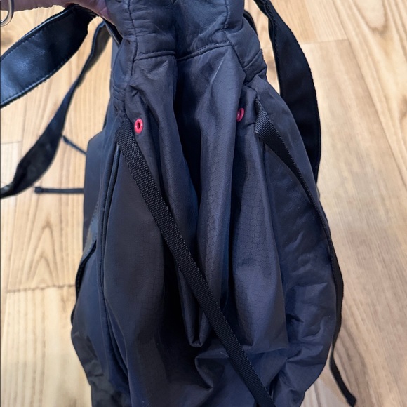 Nike Black gym tote bag. Expandable sides black with red swoosh - Picture 3 of 10